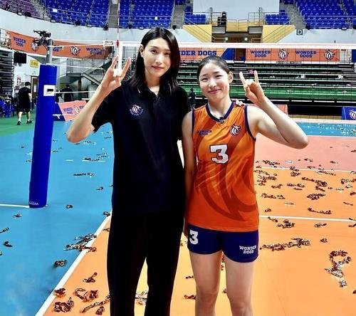 '신인 감독 김연경'에서 김연경과 함께한 인쿠시(오른쪽) (출처=연합뉴스)