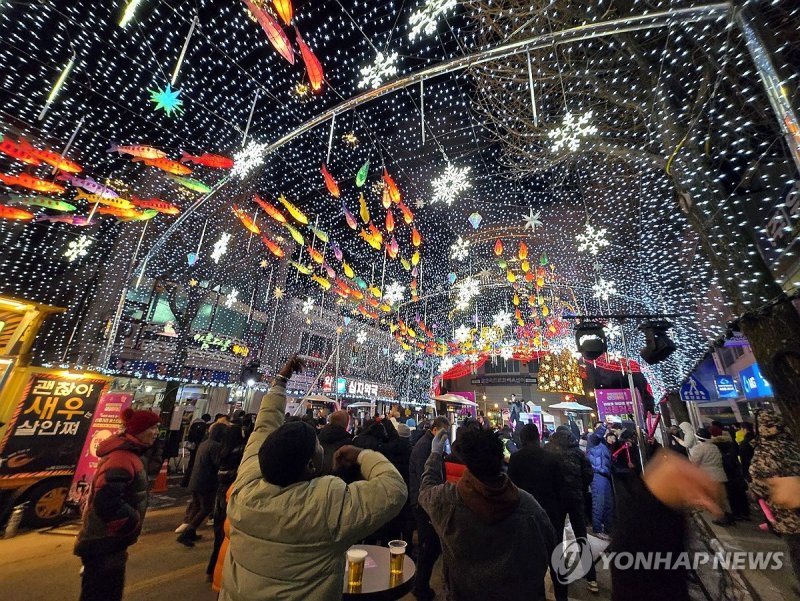 화천산천어축제 선등거리 페스티벌 (출처=연합뉴스)
