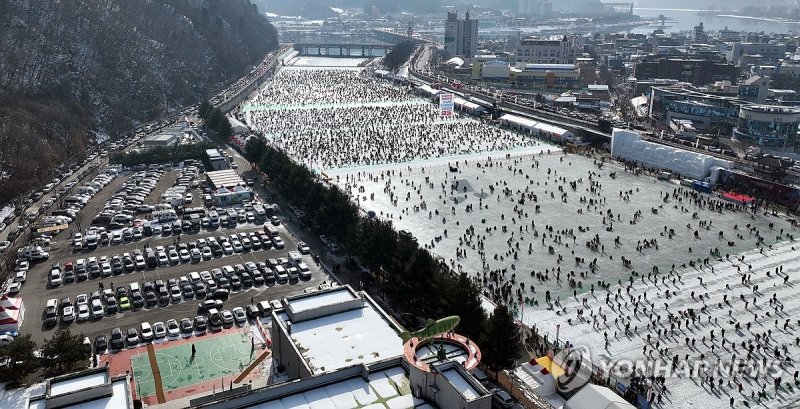 화천산천어축제 인파 (출처=연합뉴스)