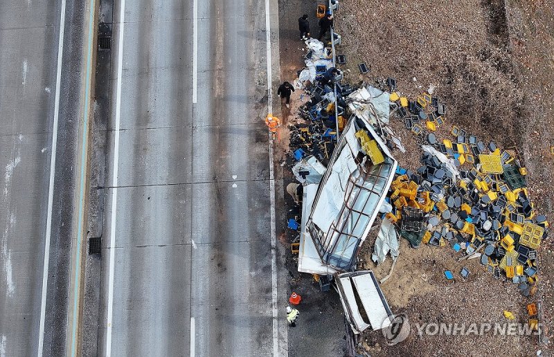 다수 사상자 나온 서산영덕고속도로 다중추돌사고 현장 (출처=연합뉴스)
