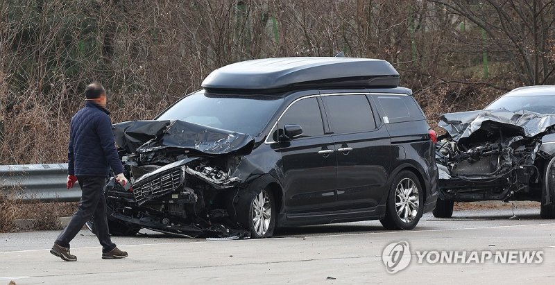 서산영덕고속도 다중 추돌사고로 부서진 차량 (출처=연합뉴스)