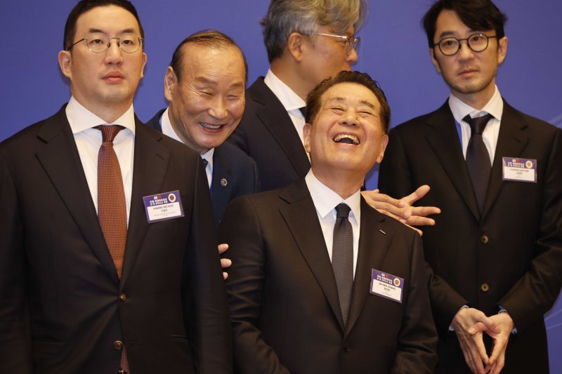 [베이징=뉴시스] 최동준 기자 = 최병오 패션그룹형지 회장과 장인화 포스코 회장이 5일 중국 베이징 조어대에서 열린 한중 비즈니스포럼에서 대화하고 있다. 2026.01.05. photocdj@newsis.com