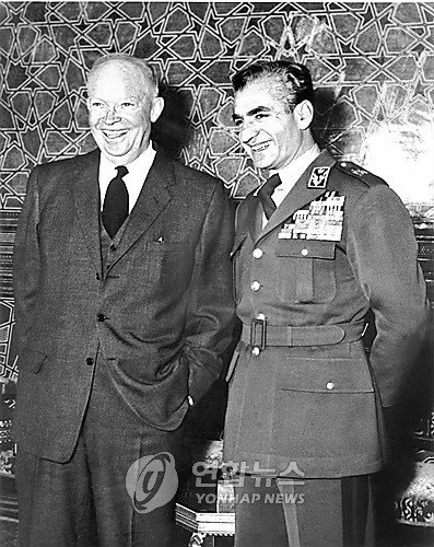 아이젠하워 미국 대통령(왼쪽)과 만난 모하메드 레자 팔레비(오른쪽) 이란 국왕 (출처=연합뉴스)