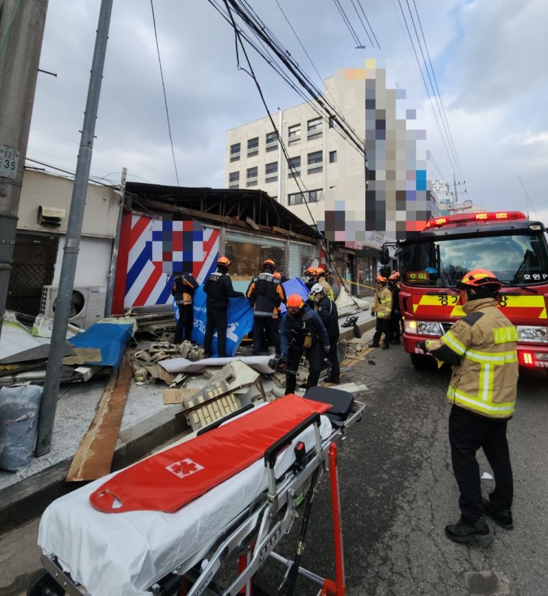 [의정부=뉴시스] 간판 깔림 사고 현장. (사진=경기도북부소방재난본부 제공) 2025.01.10 photo@newsis.com