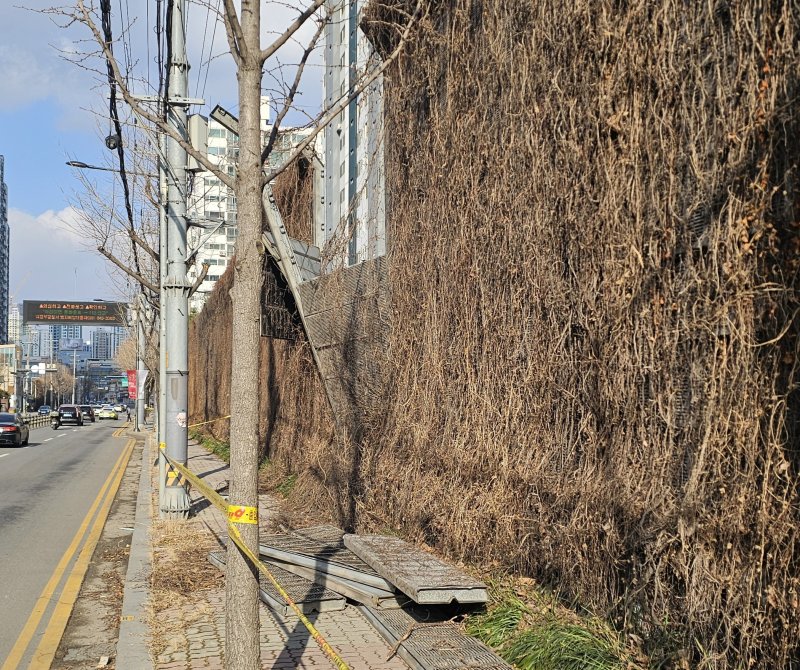 [의정부=뉴시스] 방음벽 붕괴 현장. (사진=독자 제공) 2025.01.10 photo@newsis.com