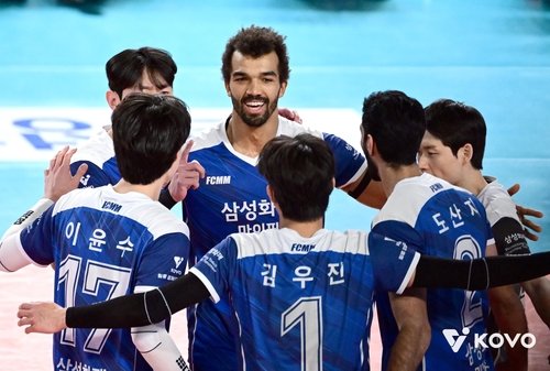 득점 후 기뻐하는 삼성화재 선수들 (출처=연합뉴스)