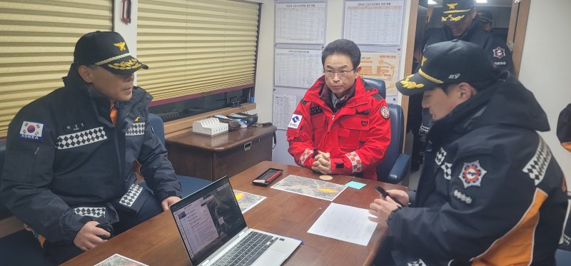 [의성=뉴시스] 10일 오후 5시께 이철우 경북지사(가운데)가 의성 비봉리 산불 현장 지휘소에 도착해 산불 진화 상황을 살펴보고 있다. (사진=경북소방본부 제공) 2026.01.10. photo@newsis.com *재판매 및 DB 금지