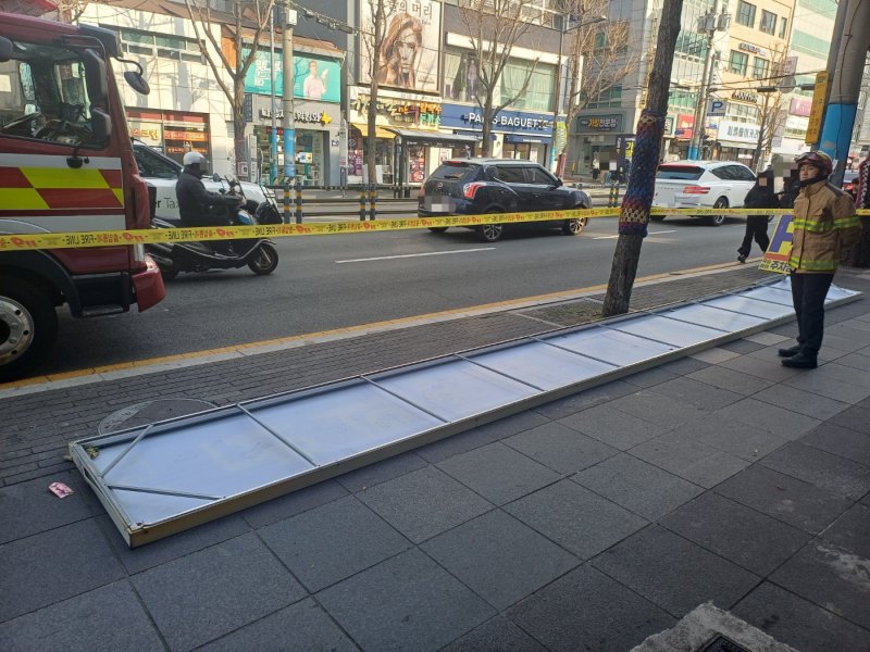 [부산=뉴시스] 강풍주의보가 내려진 10일 오전 10시21분께 부산 중구의 한 보행로에 건물 간판이 떨어졌다는 내용의 피해 신고가 119에 접수됐다. (사진=부산소방재난본부 제공) 2026.01.10. photo@newsis.com *재판매 및 DB 금지