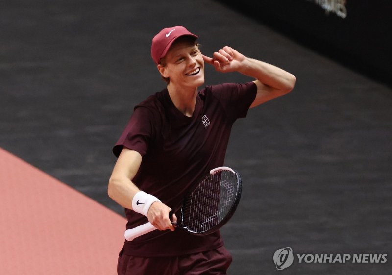 10일 현대카드 슈퍼매치에서 팬들의 환호를 유도하는 신네르 (출처=연합뉴스)