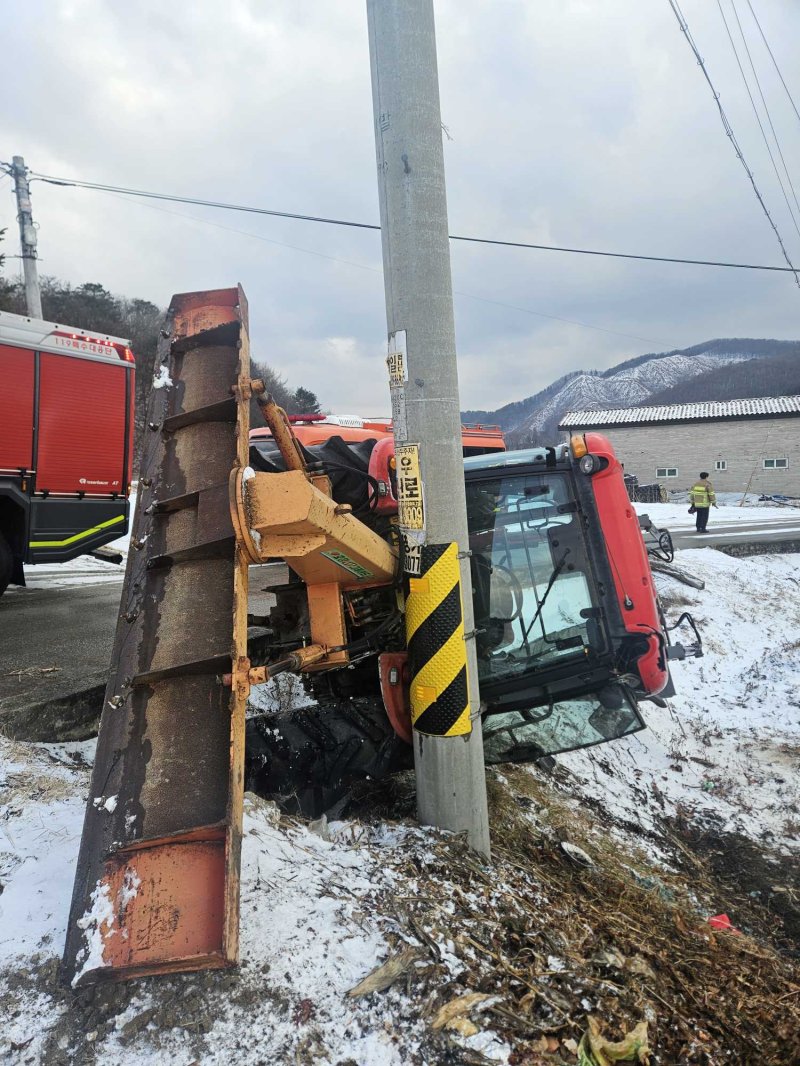 횡성 안흥면 트랙터 사고 현장 사진.(강원도소방본부 제공. 재판매 및 DB금지)/뉴스1