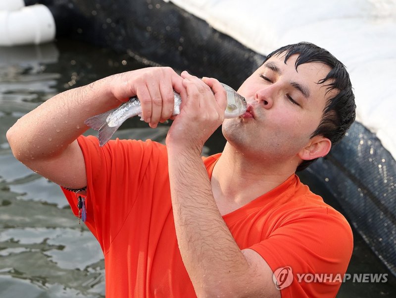 잡았다 산천어 (출처=연합뉴스)