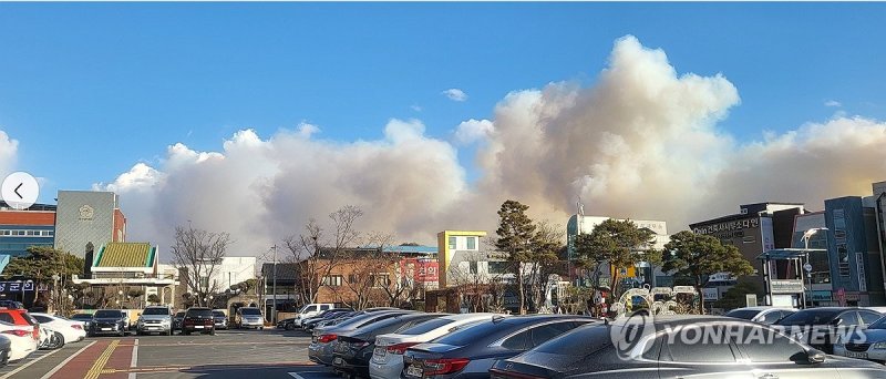 의성군서 산불 확산 (출처=연합뉴스)