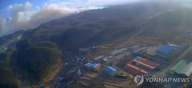 마을 방향으로 퍼지는 산불 연기 (출처=연합뉴스)