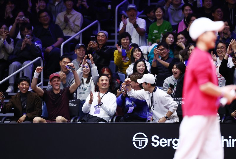 얀니크 신네르가 10일 오후 인천 중구 인스파이어 아레나에서 열린 '현대카드 슈퍼매치 14'에서 카를로스 알카라스와 경기 도중 관중석 어린이 팬에게 알카라스와 경기를 이어가게 한 뒤 아이가 득점하자 기뻐하고 있다. 2026.1.10/뉴스1 ⓒ News1 김민지 기자