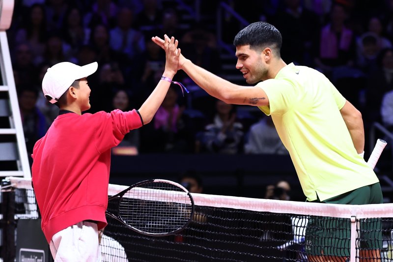 카를로스 알카라스가 10일 오후 인천 중구 인스파이어 아레나에서 열린 현대카드 슈퍼매치 14 얀니크 신네르와의 경기 도중 관중석 어린이 팬과 랠리한 후 하이파이브 하고 있다. 2026.1.10/뉴스1 ⓒ News1 김민지 기자