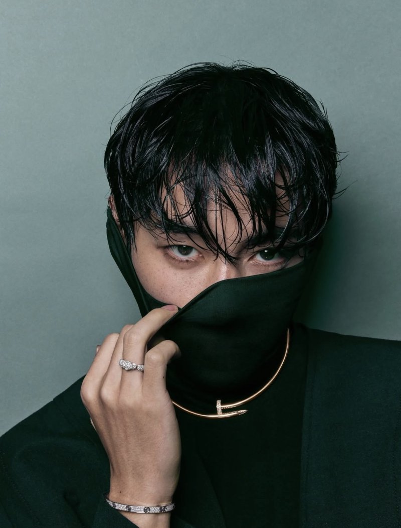 방탄소년단 뷔, 탄탄 복근 공개 속 넘치는 카리스마 과시 [N샷]