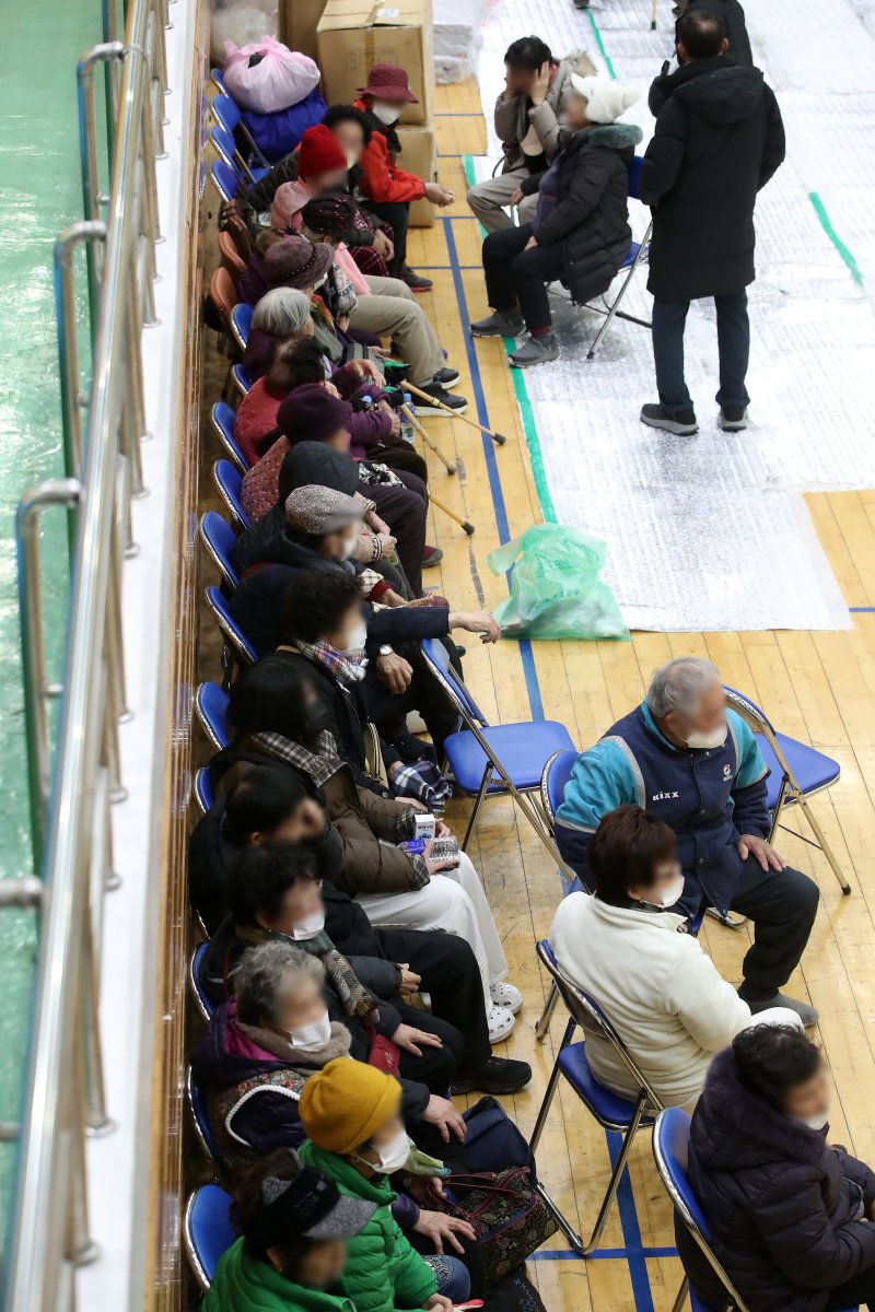 10일 오후 경북 의성군 의성읍 비봉리 한 야산에서 불이 나 인근 마을 주민들이 의성체육관으로 대피해 있다. 2026.1.10/뉴스1 ⓒ News1 공정식 기자