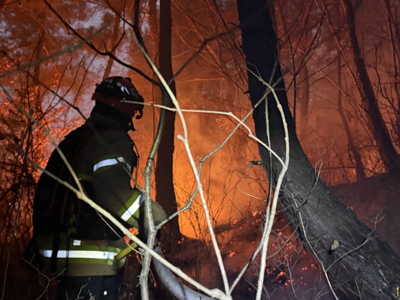 10일 오후 3시 14분쯤 경북 의성군 의성읍 비봉리의 한 야산에서 대형 산불이 발생해 소방 당국이 대응2단계를 발령하고 야간 진화에 나서고 있다. (경북소방안전본부 제공. 재판매 및 DB 금지) 2026.1.10/뉴스1 ⓒ News1 남승렬 기자