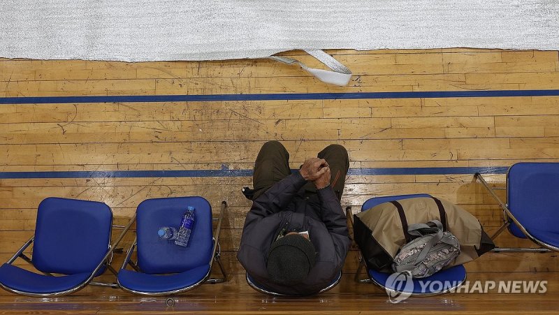 산불 대피소에서 떨어지지 않는 발걸음 (출처=연합뉴스)