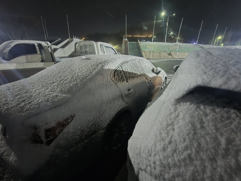 의성체육관에 주차된 차에 쌓인 눈 (출처=연합뉴스)