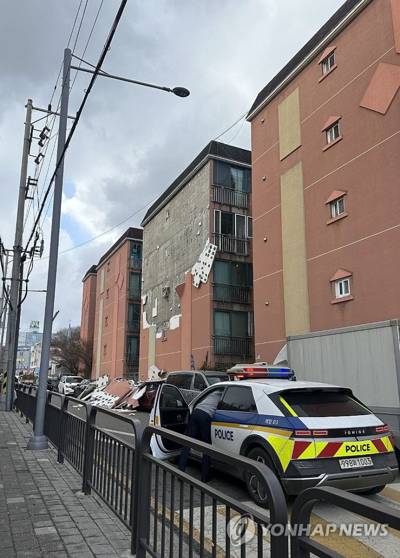 강풍경보 인천서 빌라 외벽 마감재 떨어져…차량 2대 파손 (출처=연합뉴스)