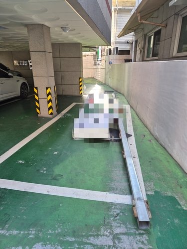 마산회원구 한 건물에서 떨어진 간판 (출처=연합뉴스)