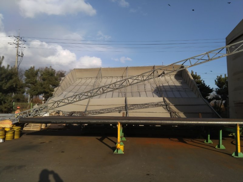 10일 오후 3시 32분께 전북 김제시 백산면의 한 공장에서 강풍에 구조물이 날아가 붕괴된 모습.(전북 소방 제공. 재판매 및 DB 금지)