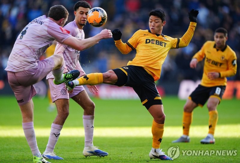 볼 다투는 황희찬 (출처=연합뉴스)