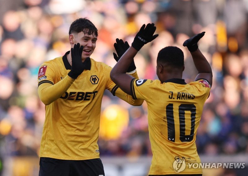 해트트릭 완성하고서 아리아스와 기쁨 나누는 라르센(왼쪽) (출처=연합뉴스)