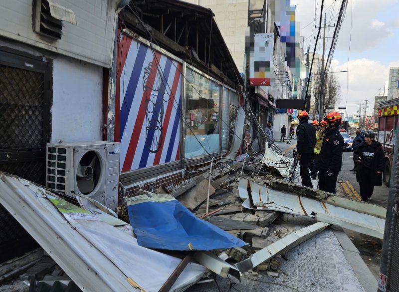 10일 오후 2시 21분께 경기 의정부시 호원동 한 거리에서 행인이 간판에 깔려 숨지는 사고가 발생했다. 당시 의정부 지역은 강풍주의보가 발효된 상태였다.(독자 제공. 재판매 및 DB 금지) 2026.1.10/뉴스1 ⓒ News1 양희문 기자