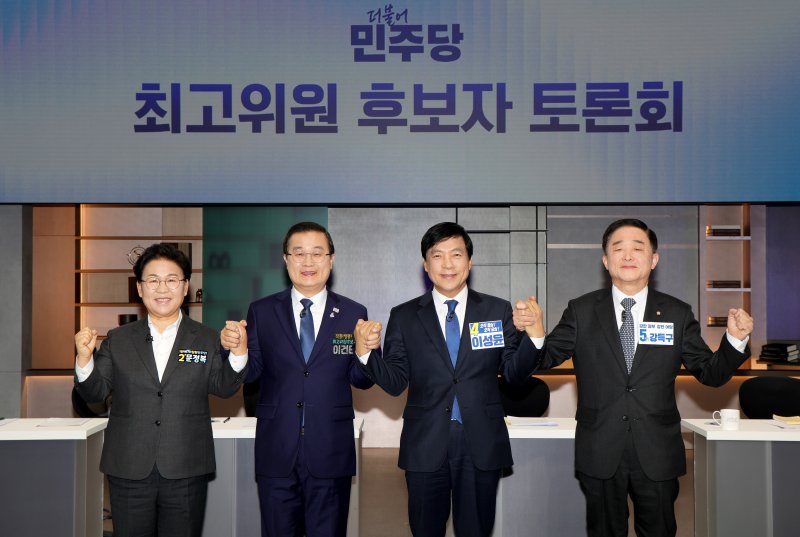 더불어민주당 최고위원 보궐선거에 출마한 문정복(왼쪽부터), 이건태, 이성윤, 강득구 후보가 지난 7일 서울 마포구 상암동 JTBC에서 열린 최고위원 보궐선거 제3차 합동토론회에 앞서 기념 촬영을 하고 있다. 2026.1.7/뉴스1 ⓒ News1 국회사진기자단