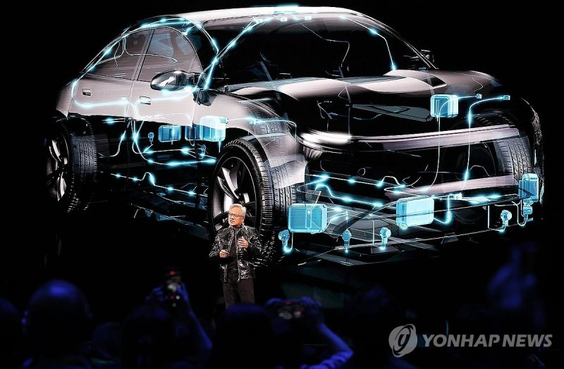 벤츠와의 협업 발표하는 젠슨 황 (출처=연합뉴스)