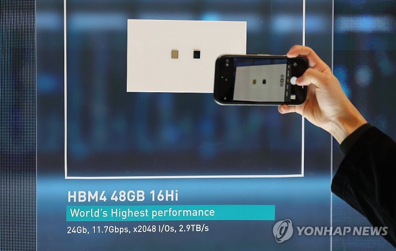 SK하이닉스 부스에 전시된 HBM4 (출처=연합뉴스)