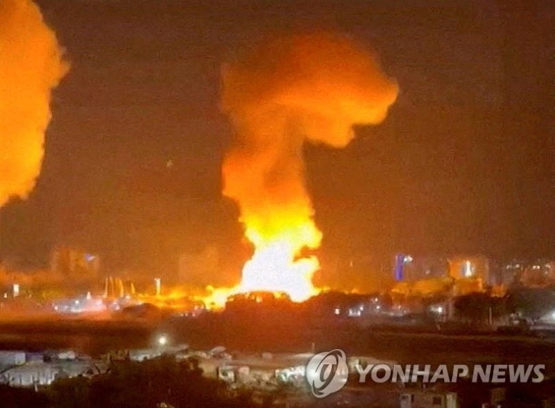 미국의 공습으로 연기와 섬광이 치솟는 베네수엘라 카라카스 현지 군사기지 (출처=연합뉴스)