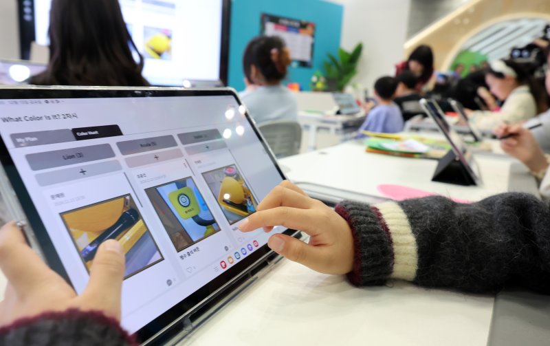 [고양=뉴시스] 전진환 기자 = 2024년 12월 13일 경기도 고양시 킨텍스에서 열린 ‘2024 대한민국 교육혁신 박람회’에서 초등학생들이 AI 교과서를 사용해 영어수업을 듣고 있다 2024.12.13. amin2@newsis.com **기사 내용과 관련 없습니다**