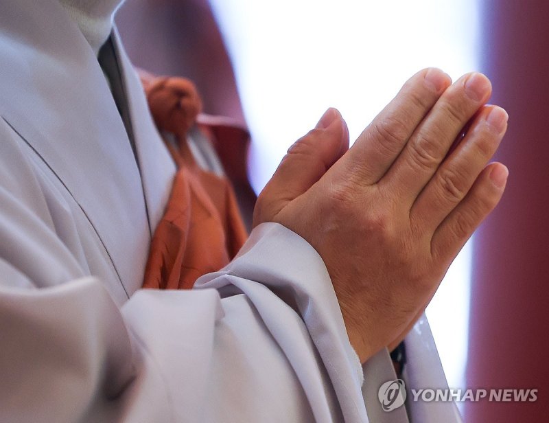 합장한 스님 (출처=연합뉴스)