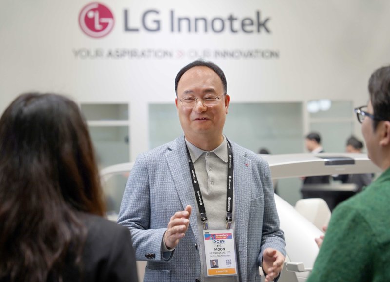 문혁수 LG이노텍 대표이사가 지난 1월 7일(현지시간) 미국 라스베이거스에서 열린 'CES 2026' 전시장에서 취재진을 만나 답변하고 있다. 뉴시스