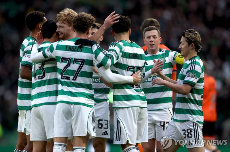 던디 유나이티드전에서 양현준의 선제골 후 세리머니 하는 셀틱 선수들. (출처=연합뉴스)
