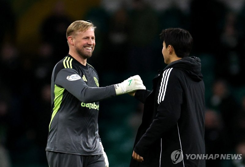 던디전 승리 후 동료와 기쁨을 나누는 양현준(오른쪽). (출처=연합뉴스)