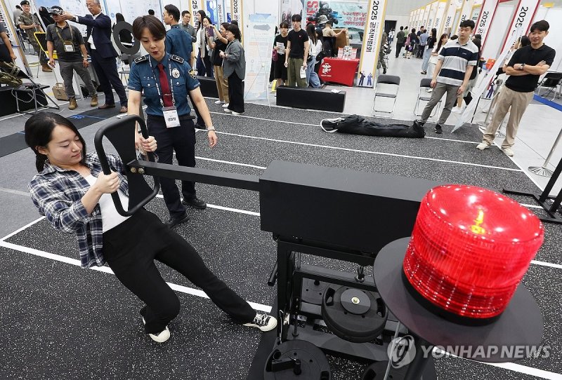 순환식 체력검정 체험하는 관람객 (출처=연합뉴스)