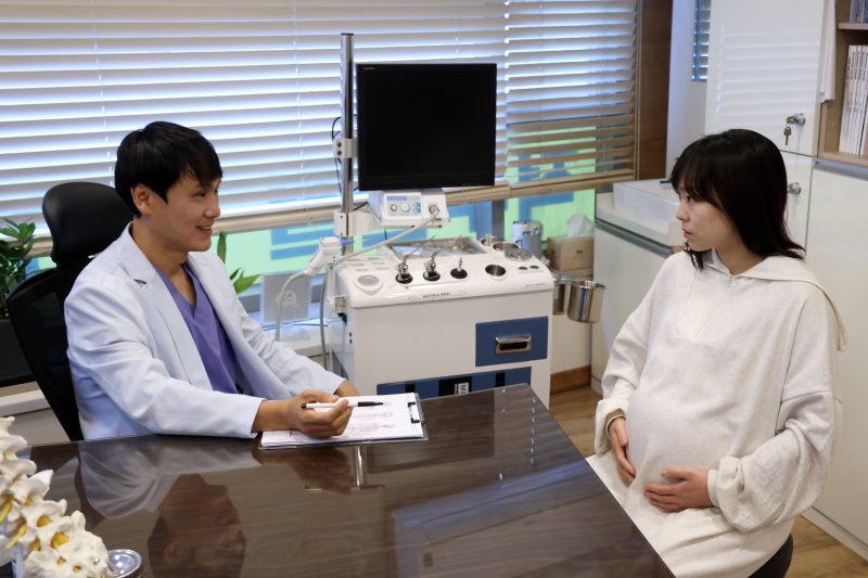 [서울=뉴시스] 한방 치료 받는 임산부. (사진= 대한한의사협회 제공)