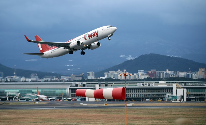 [제주=뉴시스] 우장호 기자 = 강풍특보가 발효된 11일 오전 제주국제공항 활주로에서 항공기가 강한 바람을 뚦고 이륙하고 있다. 기상청에 따르면 제주도는 12일 새벽까지 바람이 초속 20m(산지 25m) 이상으로 강하게 불어 항공기 운항에 차질이 예상된다. 2026.01.11. woo1223@newsis.com