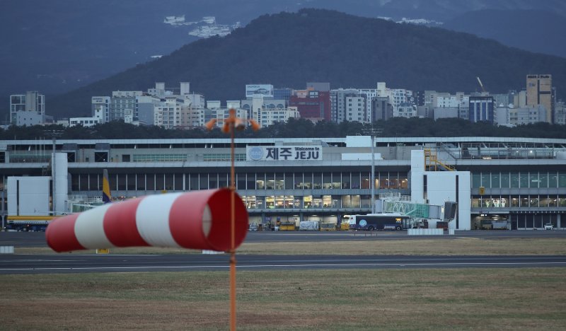 [제주=뉴시스] 우장호 기자 = 강풍특보가 발효된 11일 오전 제주국제공항 활주로에서 항공기가 강한 바람을 뚦고 이륙하고 있다. 기상청에 따르면 제주도는 12일 새벽까지 바람이 초속 20m(산지 25m) 이상으로 강하게 불어 항공기 운항에 차질이 예상된다. 2026.01.11. woo1223@newsis.com