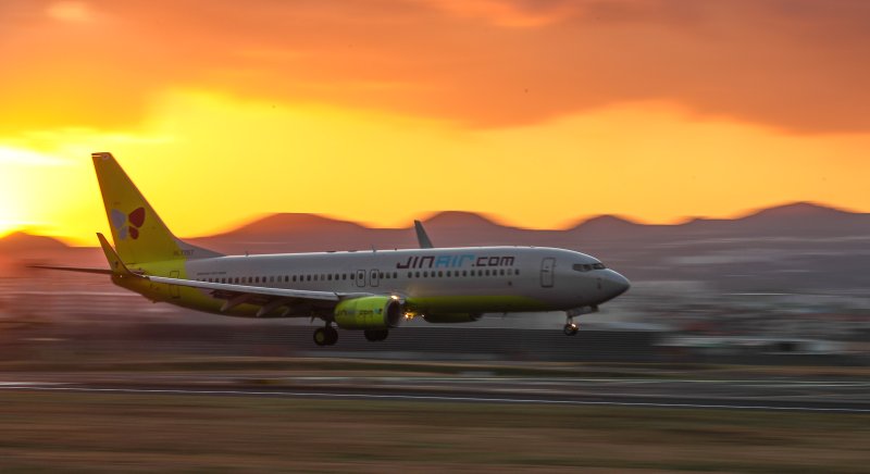 [제주=뉴시스] 우장호 기자 = 강풍특보가 발효된 11일 오전 제주국제공항 활주로에서 항공기가 강한 바람을 뚦고 이륙하고 있다. 기상청에 따르면 제주도는 12일 새벽까지 바람이 초속 20m(산지 25m) 이상으로 강하게 불어 항공기 운항에 차질이 예상된다. 2026.01.11. woo1223@newsis.com