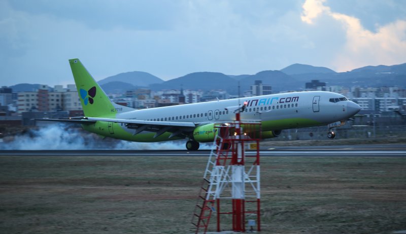 [제주=뉴시스] 우장호 기자 = 강풍특보가 발효된 11일 오전 제주국제공항 활주로에서 항공기가 강한 바람을 뚦고 이륙하고 있다. 기상청에 따르면 제주도는 12일 새벽까지 바람이 초속 20m(산지 25m) 이상으로 강하게 불어 항공기 운항에 차질이 예상된다. 2026.01.11. woo1223@newsis.com