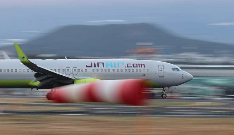 [제주=뉴시스] 우장호 기자 = 강풍특보가 발효된 11일 오전 제주국제공항 활주로에서 항공기들이 강한 바람을 뚦고 무사히 착륙하고 있다.기상청에 따르면 제주도는 12일 새벽까지 바람이 초속 20m(산지 25m) 이상으로 강하게 불어 항공기 운항에 차질이 예상된다. 2026.01.11. woo1223@newsis.com