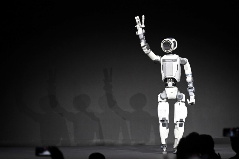 세계 최대 가전·정보기술(IT) 전시회 'CES 2026' 개막을 하루 앞둔 5일(현지시간) 미국 네바다주 라스베이거스 만달레이베이에서 열린 현대차그룹 프레스 컨퍼런스에서 차세대 전동식 아틀라스 시제품이 손인사하고 있다. (공동취재) 2026.1.6/뉴스1 ⓒ News1 황기선 기자