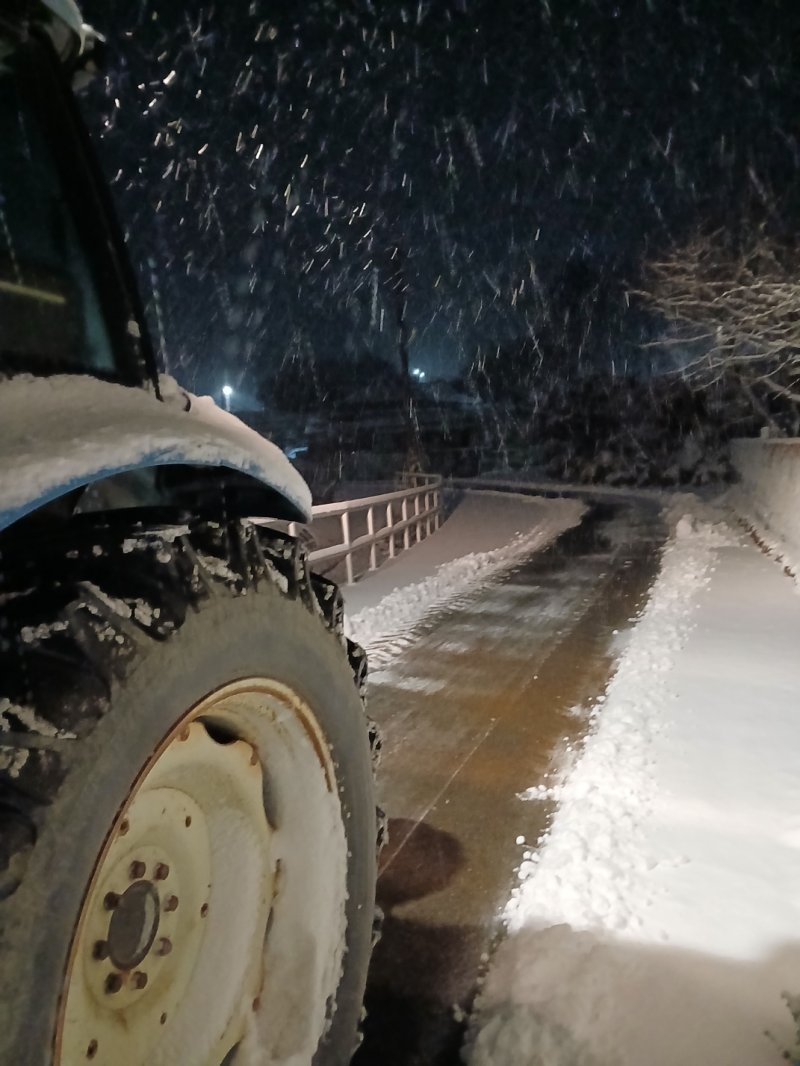 영암 금정면 주민들이 트랙터를 이용해 제설작업을 벌이는 모습.(독자 제공. 재판매 및 DB금지) 2026.1.11/뉴스1