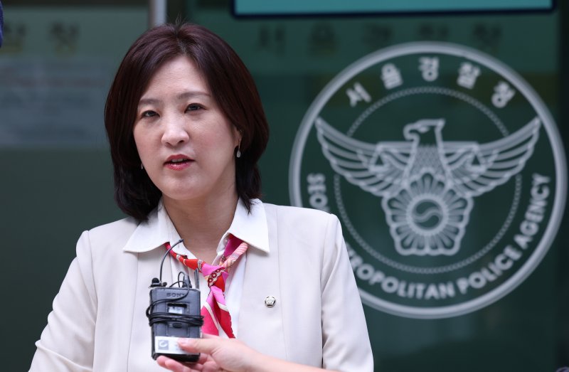 최보윤 국민의힘 수석대변인이 지난해 10월 2일 오후 서울 종로구 서울지방경찰청 민원실을 찾아 민중기 특별검사와 채희만 검사 등 수사팀 관계자들을 직권남용 혐의로 고발한 뒤 취재진 질문에 답하고 있다. 2025.10.2/뉴스1 ⓒ News1 박지혜 기자