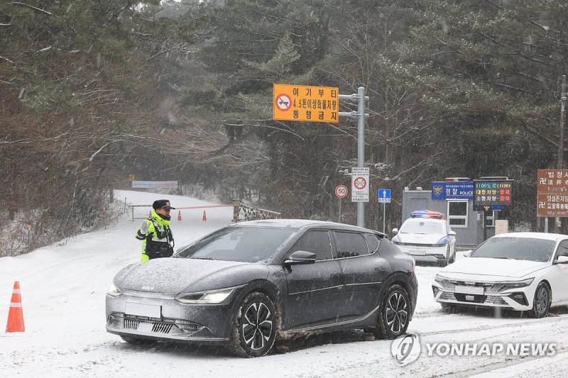 폭설에 제주 주요 산간도로 통제 (출처=연합뉴스)